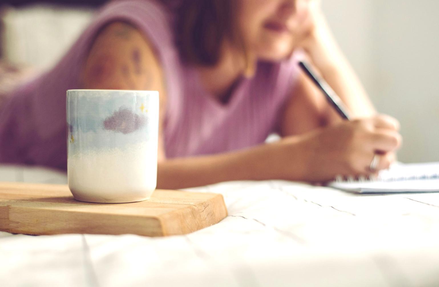 Professionnel analysant des données commerciales